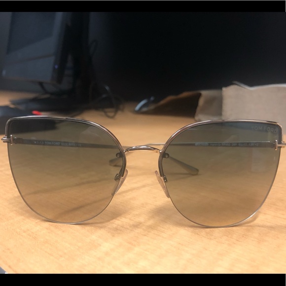 Tom Ford sunglasses mint condition. Green/rose gold, comes with dust cloth/case. - Picture 2 of 5
